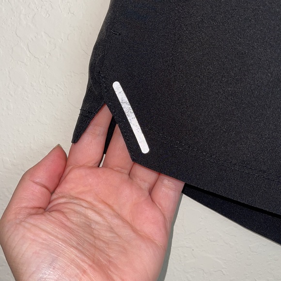 Asics Men Short. Size: Medium - Picture 4 of 9